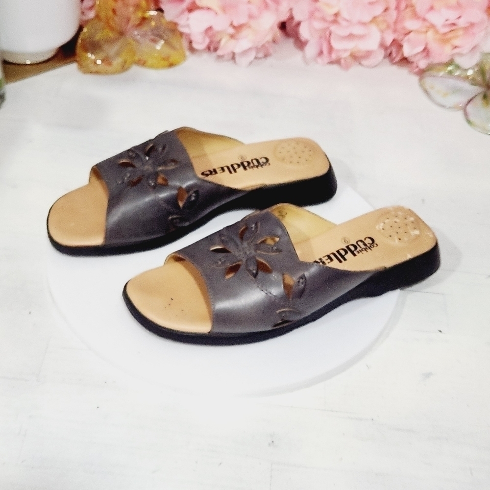 Cobbie Cuddlers Leather Floral Slip On Sandals Sized 9